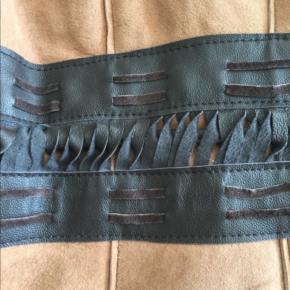 NWT Révue shearling vest w/brown leather accents & front tie closure - Picture 10 of 15